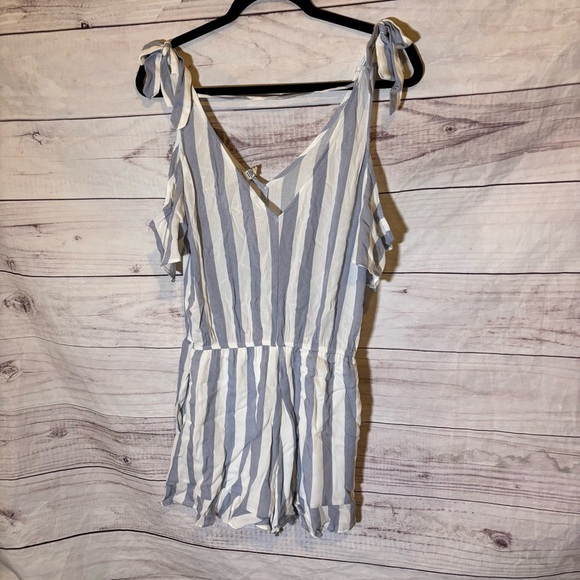 American eagle Off the Shoulder Blue and White Striped Romper Shorts NWT Medium - Picture 7 of 9